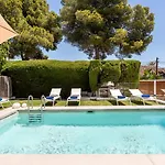 Vacation I Jazmines, 4bdr, Private Pool & Bbq, Golf Valley, Walking Distance To Puerto Banus, High-end Restaurants Villa